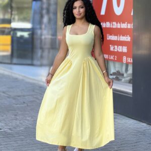 ROBE SANS MANCHE COL CARREE